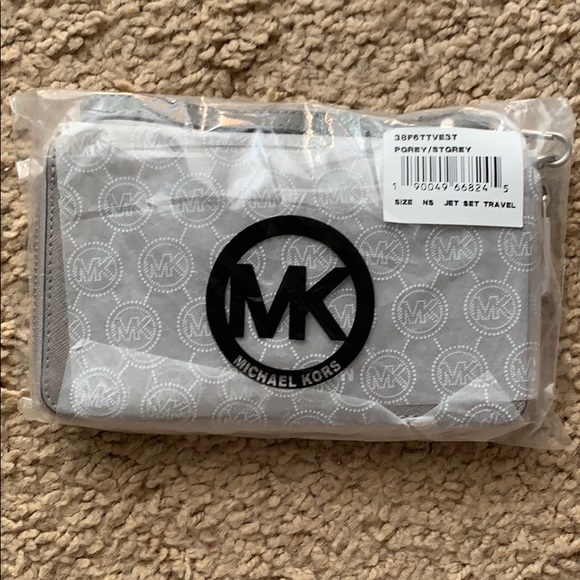 New Michael Kors wristlet - Picture 3 of 3